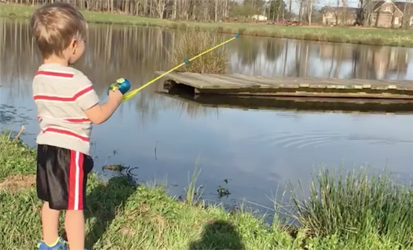 A 2 ans, il pêche un poisson avec sa canne à pêche en plastique  Vidéos MDR