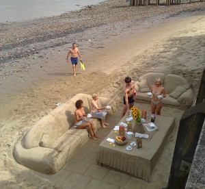 image-marrante-apero-repas-sur-plage-mobilier-sculpter-sable