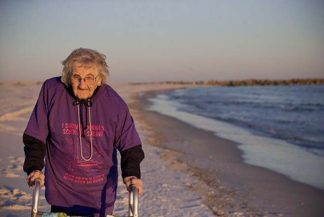 emouvant-a-age-100-ans-elle-voit-la-mer-pour-la-premiere-fois-de-sa-vie-ruby