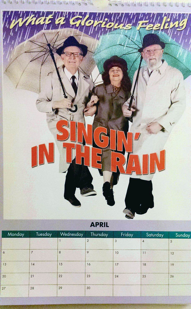 pensionnaires-maison-de-retraite-recreent-des-affiches-de-films-cultes-singin-in-the-rain