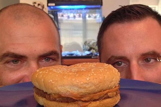 20-ans-plus-tard-ils-deballent-Cheeseburger-qu-ils-avaient-range-dans-une-boite-mac-do-donalds-experience-foodporn-fastfood-2