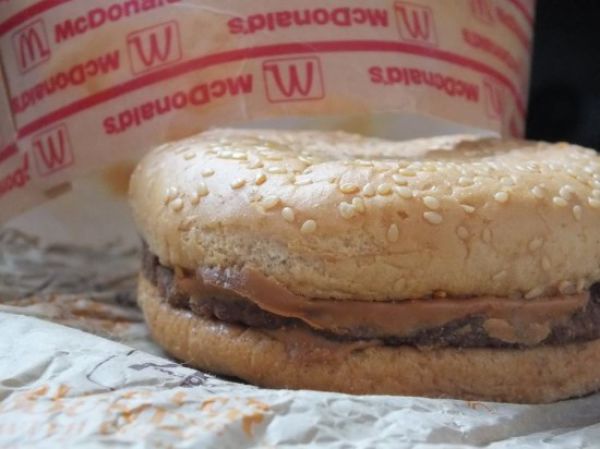 20-ans-plus-tard-ils-deballent-Cheeseburger-qu-ils-avaient-range-dans-une-boite-mac-do-donalds-experience-foodporn-fastfood-3