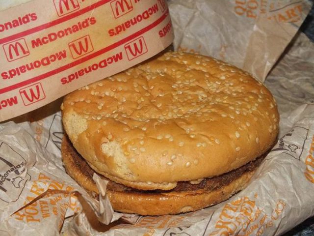 20-ans-plus-tard-ils-deballent-Cheeseburger-qu-ils-avaient-range-dans-une-boite-mac-do-donalds-experience-foodporn-fastfood-4