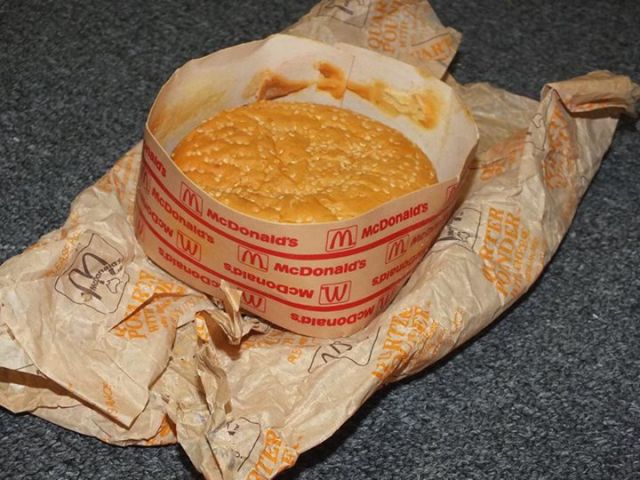 20-ans-plus-tard-ils-deballent-Cheeseburger-qu-ils-avaient-range-dans-une-boite-mac-do-donalds-experience-foodporn-fastfood-6