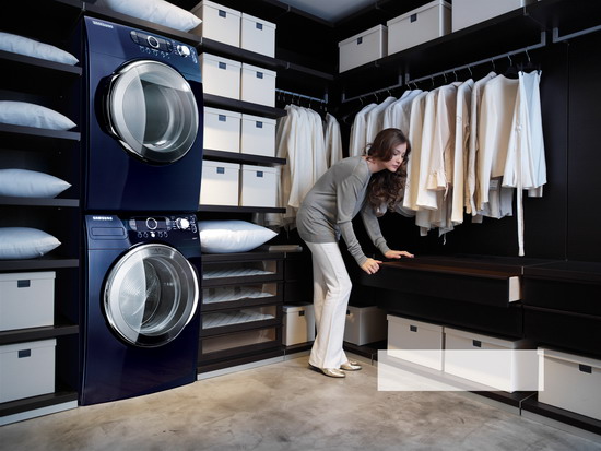 Un dressing room avec les machines à laver  intégrées