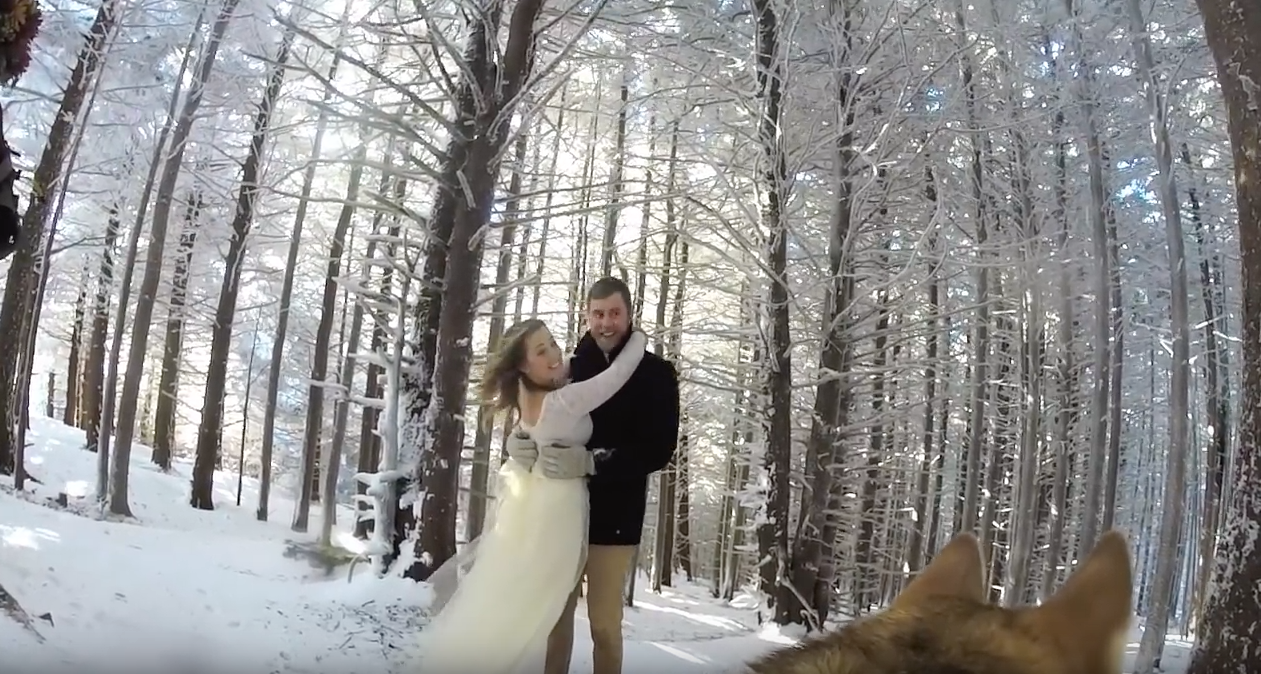 couple-confie-camera-GoPro-chien-pour-filmer-son-mariage-original-i