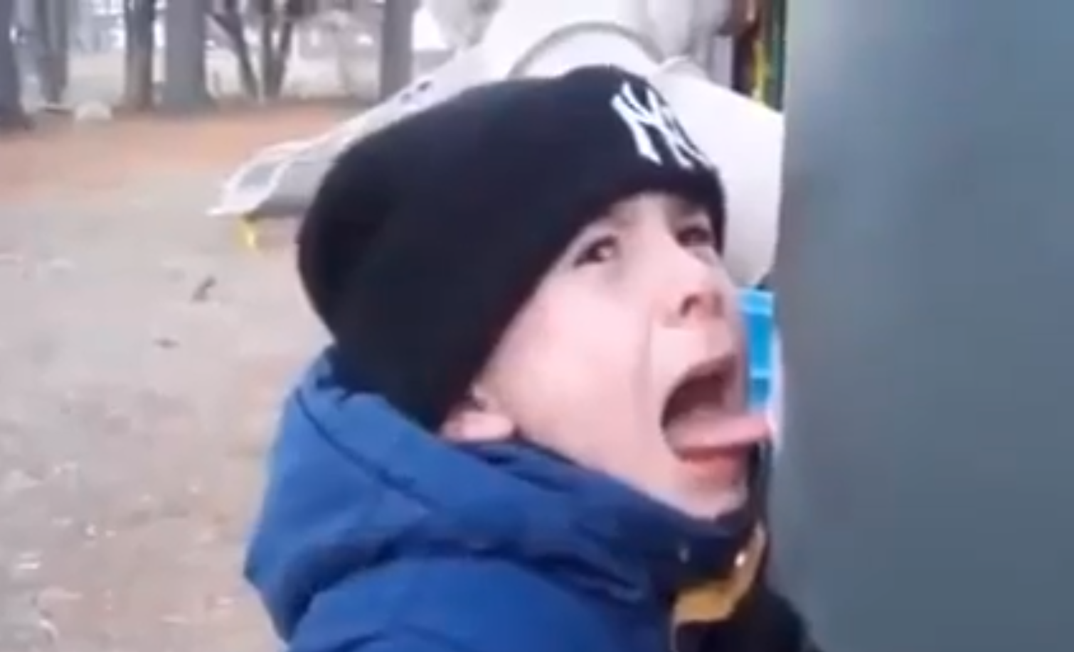 un enfant colle sa langue contre un poteau gel u00e9