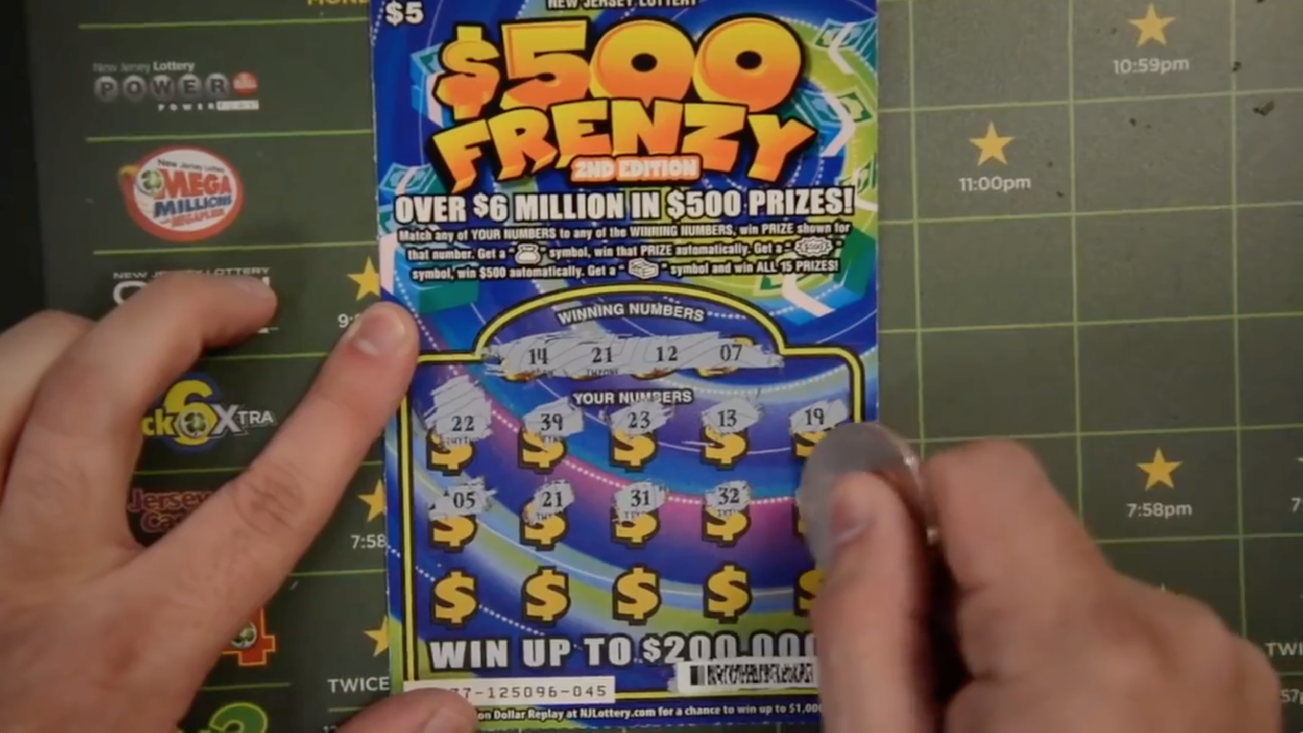 Un homme se filme entrain de gratter un ticket et gagne 200 000 dollars