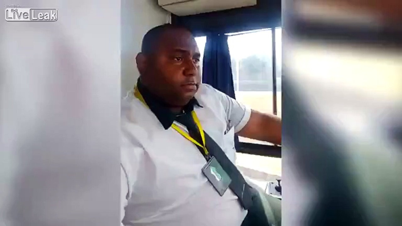Ce-chauffeur-de-bus-pend-des-selfies-en-conduisant-et-c-est-tout-a-fait-normal
