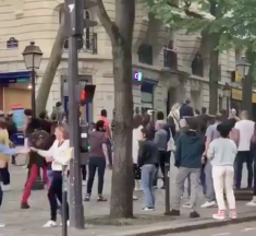 Les images incroyables de parisiens se rassemblant pour danser dans la rue en plein confinement